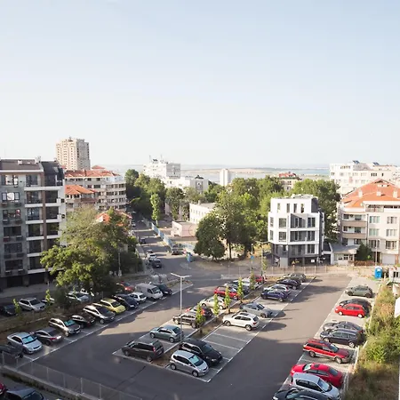 Апартамент Lazur - Sunny Flat With A Private Parking Бургас